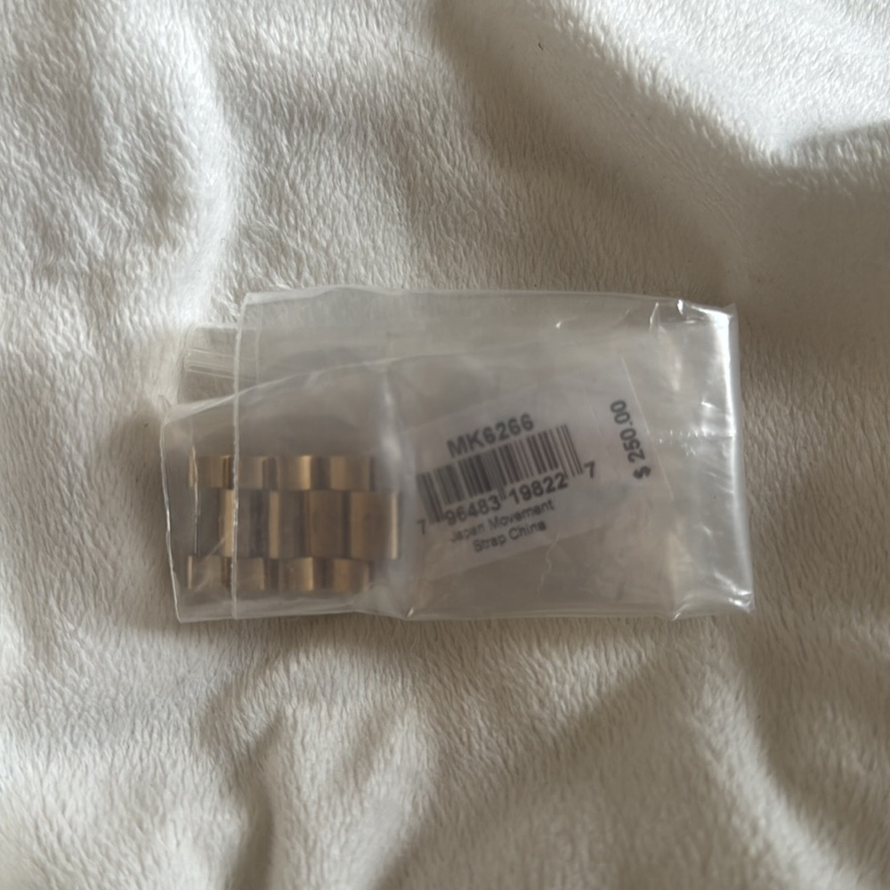 Michael Kors Bradshaw Gold Watch - Picture 6 of 6